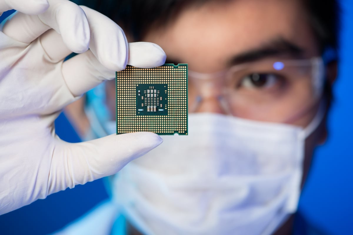 Micron vs. Sandisk: Which Memory Chip Stock Is the Smarter Long-Term Bet?