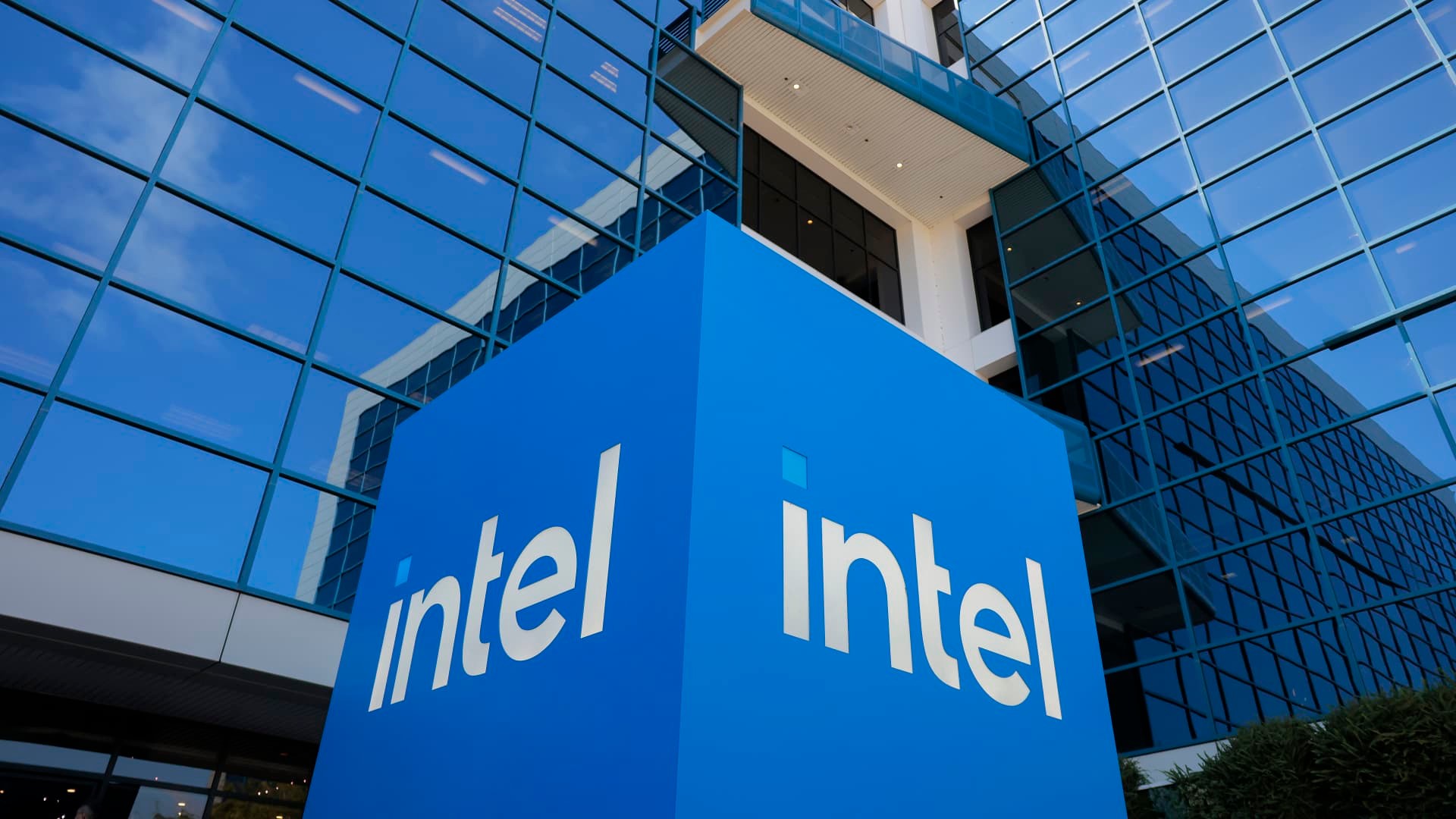 Intel’s Earnings Surge Sparks Debate on Wall Street: Progress or Hype?